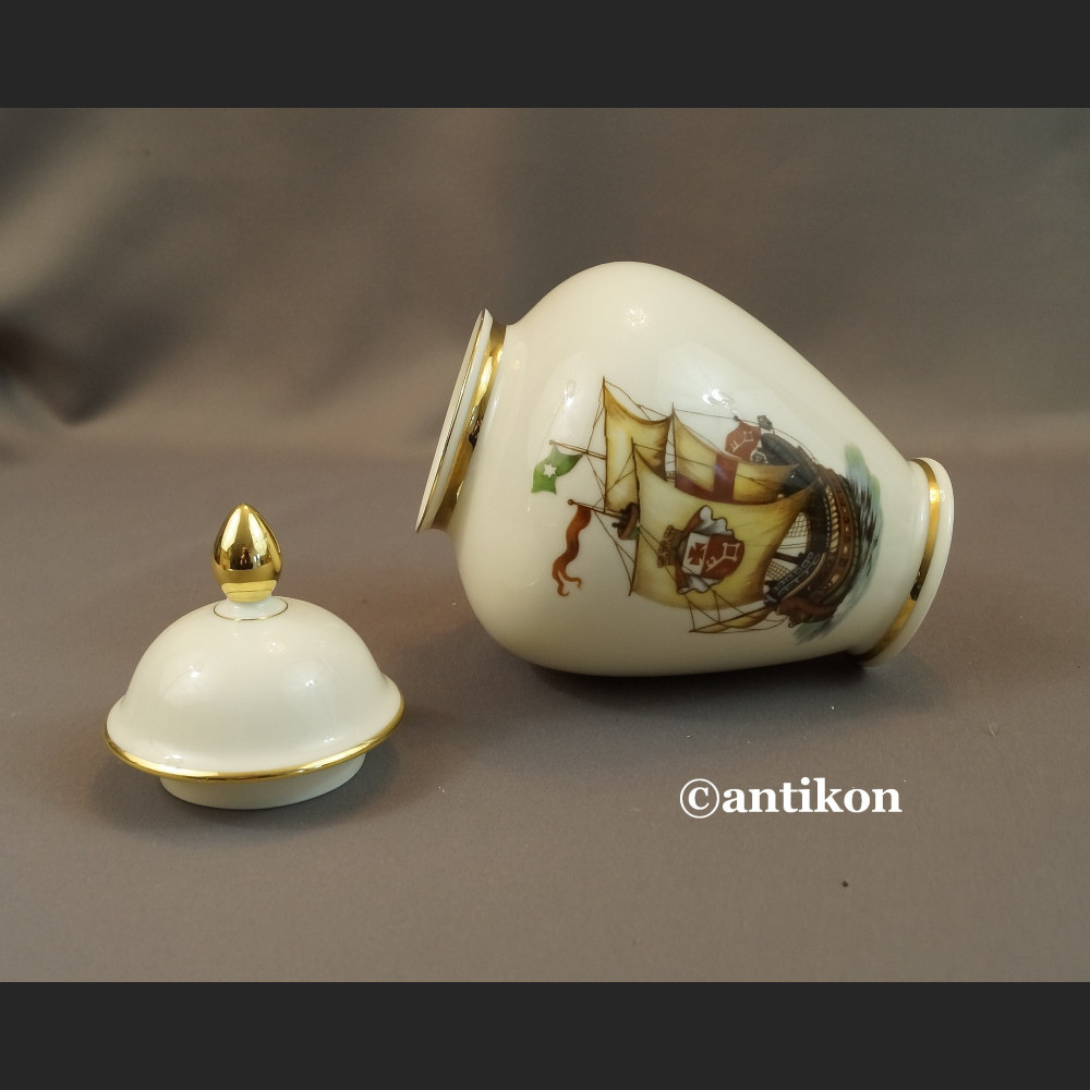 Wazon porcelanowy ze statkiem stara porcelana  Wazon porcelanowy ze statkiem stara porcelana