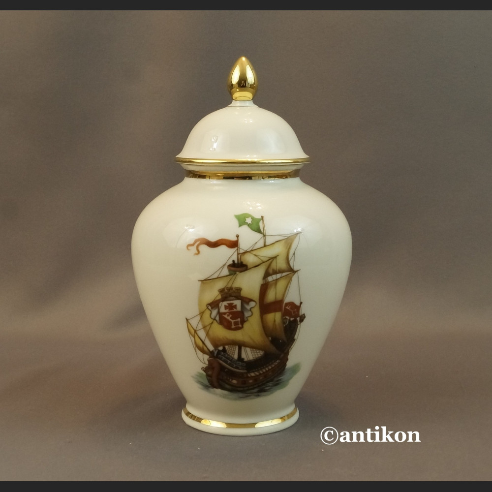 Wazon porcelanowy ze statkiem stara porcelana  Wazon porcelanowy ze statkiem stara porcelana