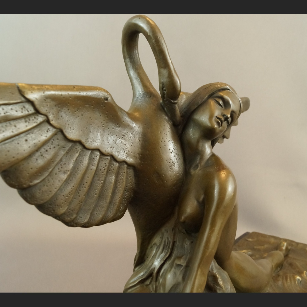 Leda z łabędziem rzeźba w stylu art deco na prezent 