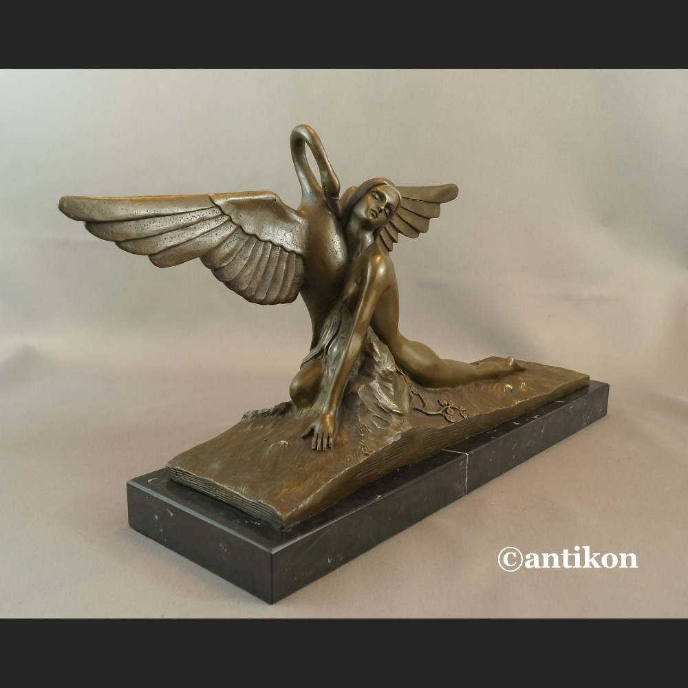 Leda z łabędziem rzeźba w stylu art deko Leda z łabędziem rzeźba w stylu art deko