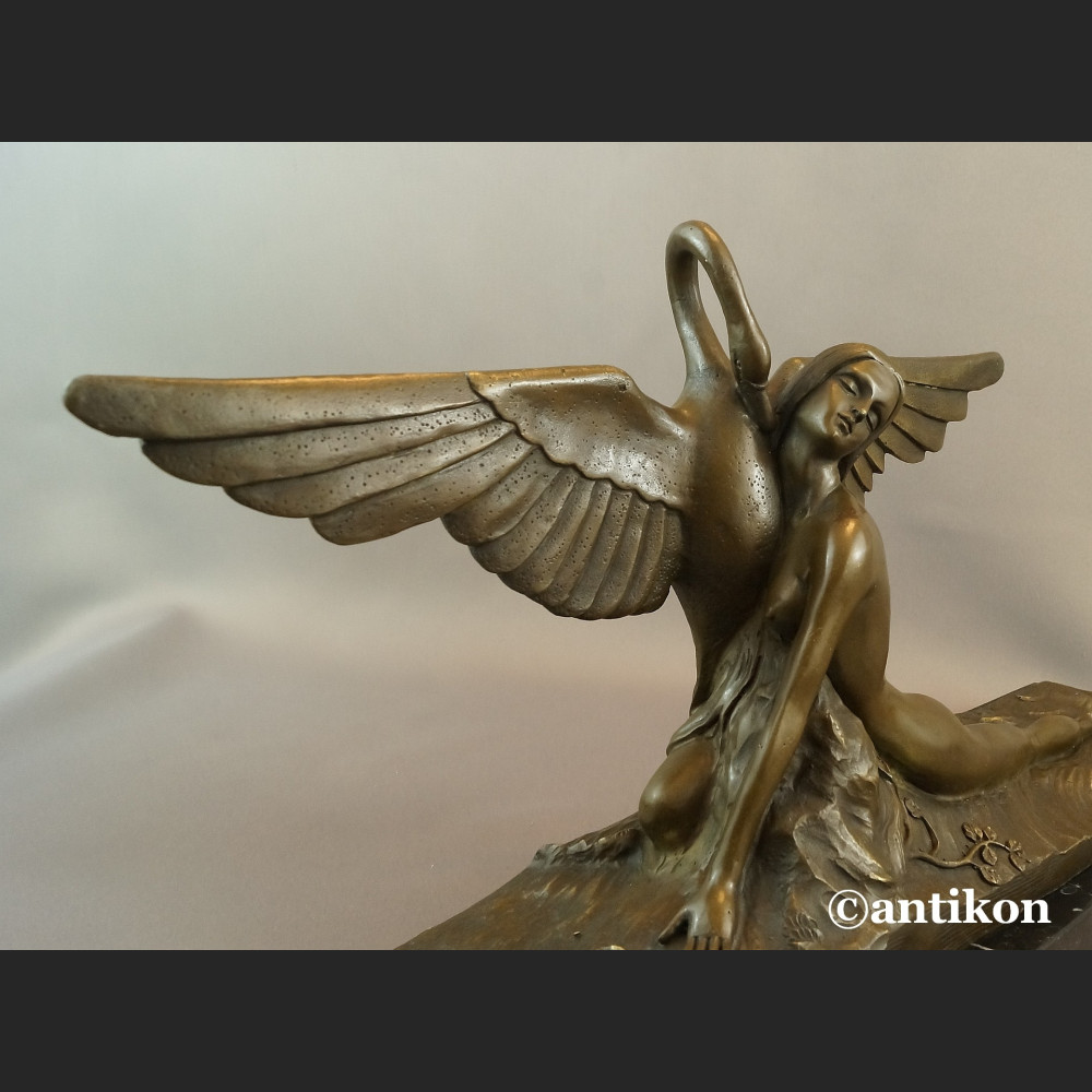 Leda z łabędziem rzeźba w stylu art deco na prezent 