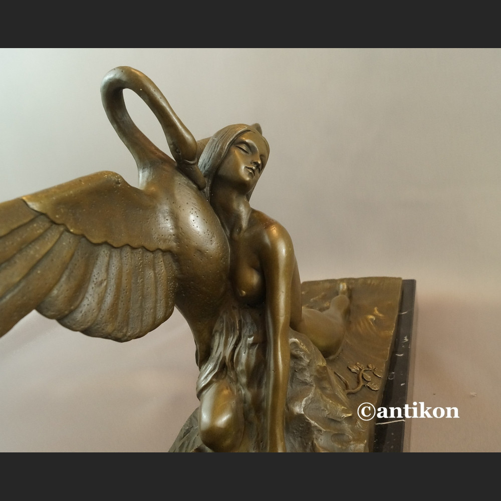 Leda z łabędziem rzeźba w stylu art deco na prezent 