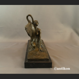 Leda z łabędziem rzeźba w stylu art deko Leda z łabędziem rzeźba w stylu art deko