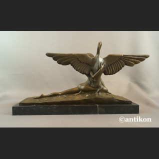 Leda z łabędziem rzeźba w stylu art deko Leda z łabędziem rzeźba w stylu art deko