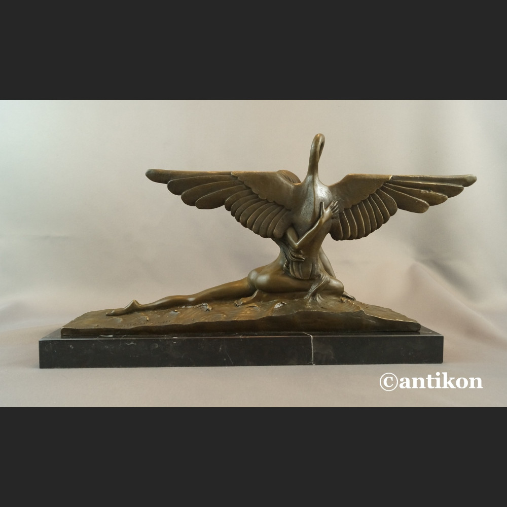 Leda z łabędziem rzeźba w stylu art deko Leda z łabędziem rzeźba w stylu art deko