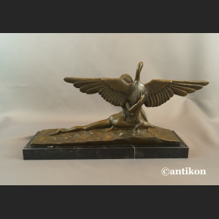 Leda z łabędziem rzeźba w stylu art deko Leda z łabędziem rzeźba w stylu art deko