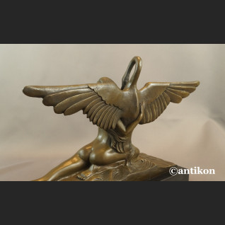 Leda z łabędziem rzeźba w stylu art deco na prezent 