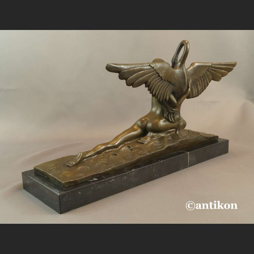 Leda z łabędziem rzeźba w stylu art deko Leda z łabędziem rzeźba w stylu art deko