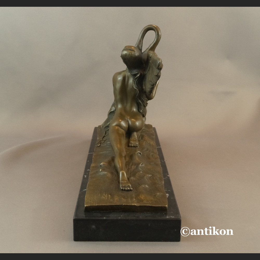 Leda z łabędziem rzeźba w stylu art deko Leda z łabędziem rzeźba w stylu art deko