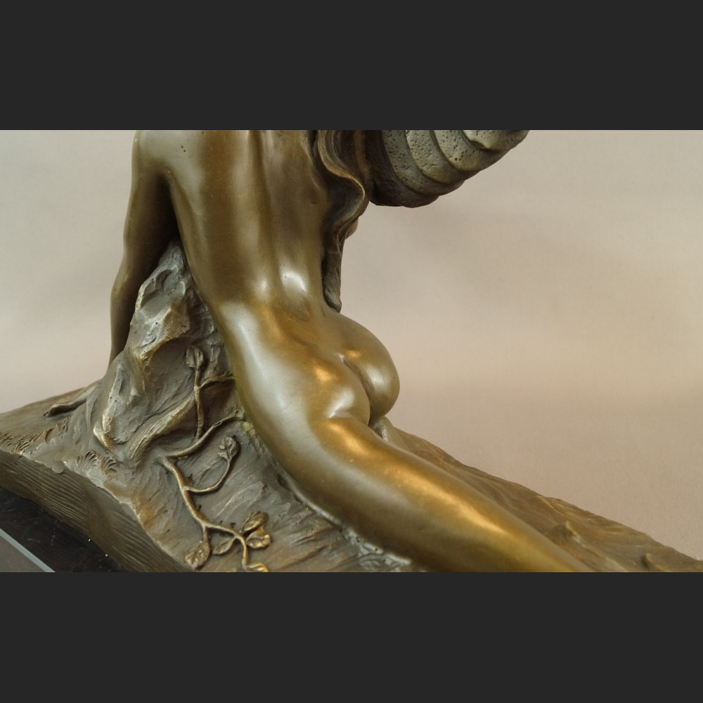 Leda z łabędziem rzeźba w stylu art deko Leda z łabędziem rzeźba w stylu art deko