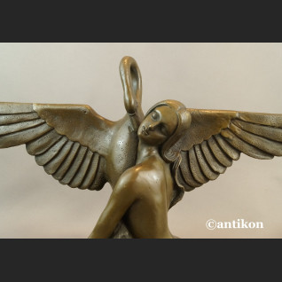 Leda z łabędziem rzeźba w stylu art deko Leda z łabędziem rzeźba w stylu art deko