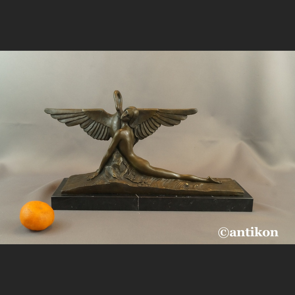 Leda z łabędziem rzeźba w stylu art deko Leda z łabędziem rzeźba w stylu art deko