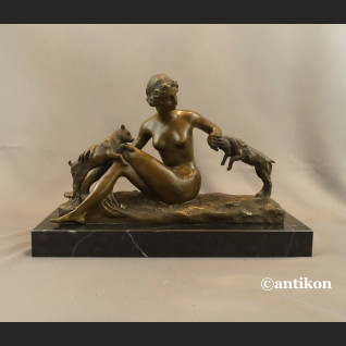 Naturalistyczna rzeźba kominkowa kobieta z kozami 