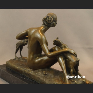 Naturalistyczna rzeźba kominkowa kobieta z kozami 