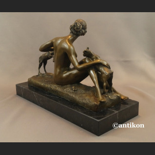 Naturalistyczna rzeźba kominkowa kobieta z kozami 