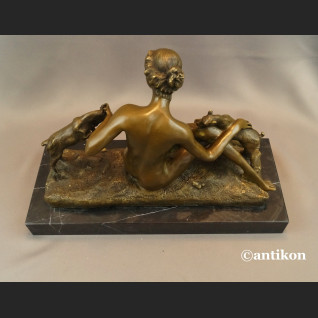 Naturalistyczna rzeźba kominkowa kobieta z kozami 