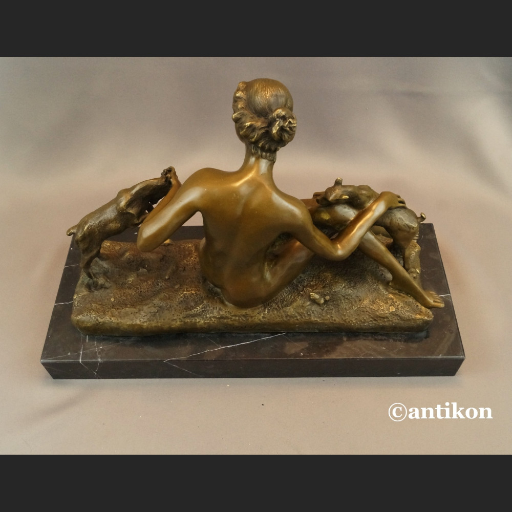 Naturalistyczna rzeźba kominkowa kobieta z kozami 