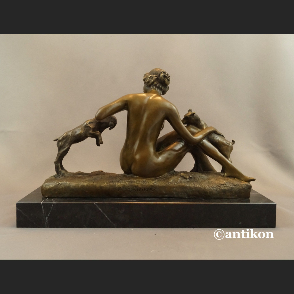 Naturalistyczna rzeźba kominkowa kobieta z kozami 