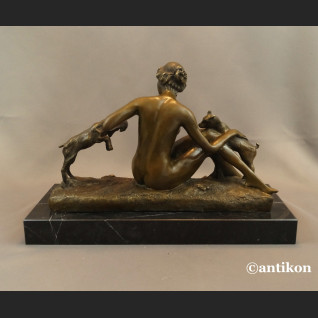 Naturalistyczna rzeźba kominkowa kobieta z kozami 