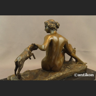 Naturalistyczna rzeźba kominkowa kobieta z kozami 