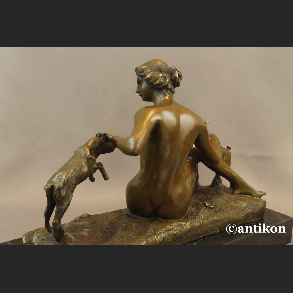 Naturalistyczna rzeźba kominkowa kobieta z kozami 