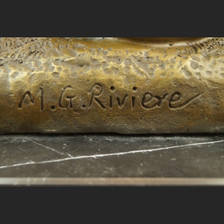 Naturalistyczna rzeźba kominkowa kobieta z kozami 