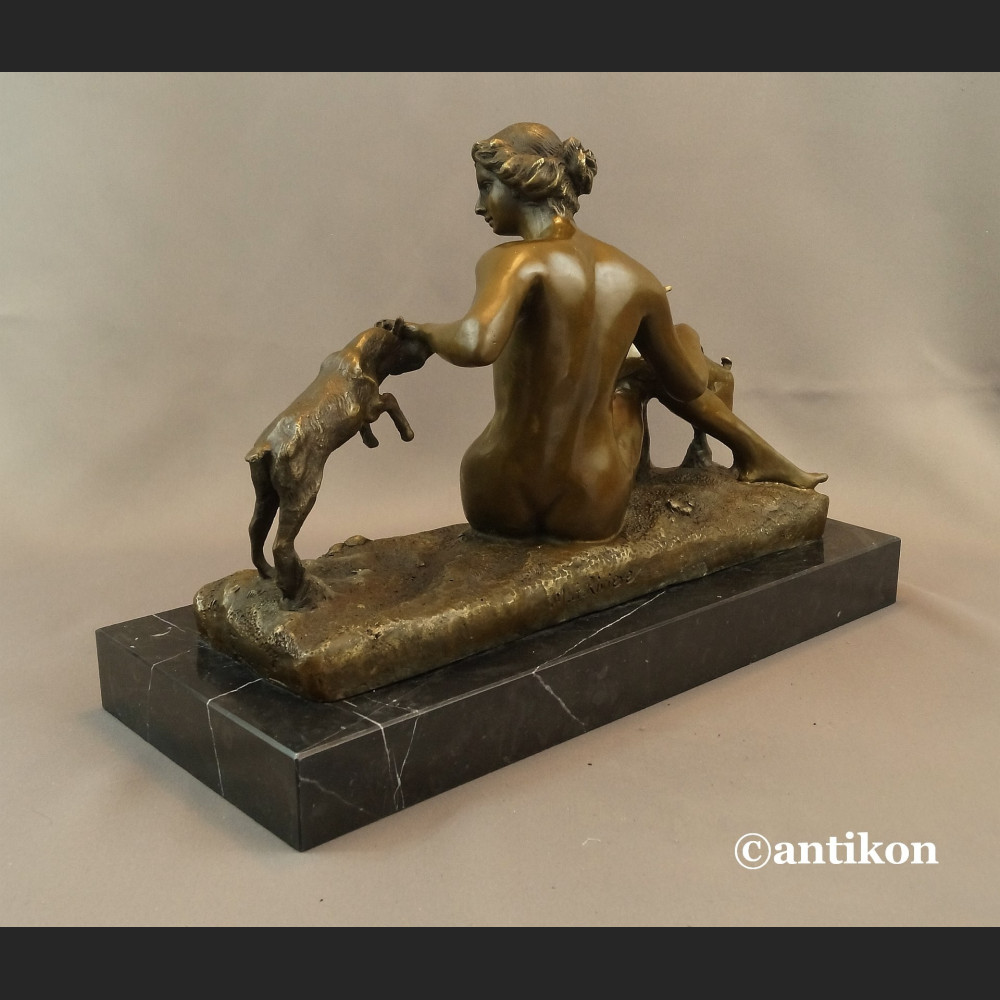 Naturalistyczna rzeźba kominkowa kobieta z kozami 