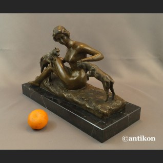 Naturalistyczna rzeźba kominkowa kobieta z kozami 