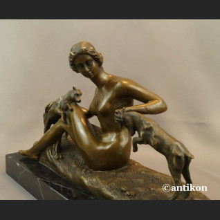 Naturalistyczna rzeźba kominkowa kobieta z kozami 