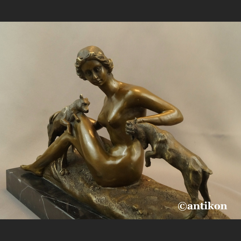 Naturalistyczna rzeźba kominkowa kobieta z kozami 