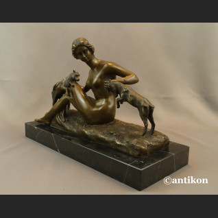 Naturalistyczna rzeźba kominkowa kobieta z kozami 