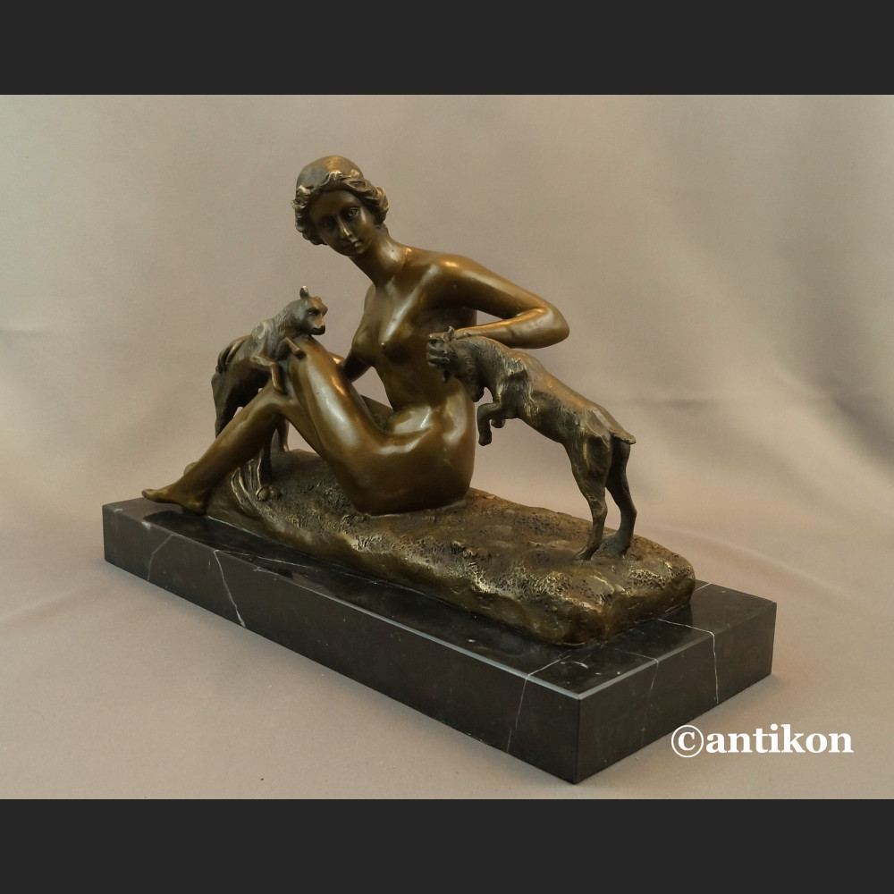 Naturalistyczna rzeźba kominkowa kobieta z kozami 