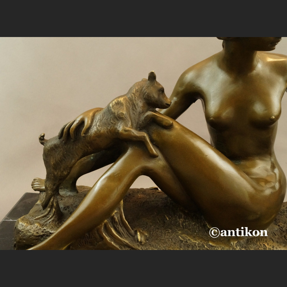 Naturalistyczna rzeźba kominkowa kobieta z kozami 