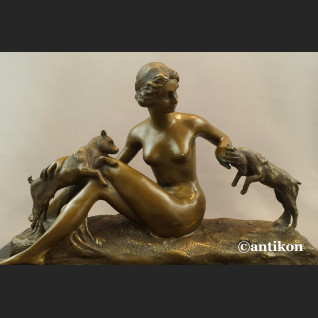 Naturalistyczna rzeźba kominkowa kobieta z kozami 