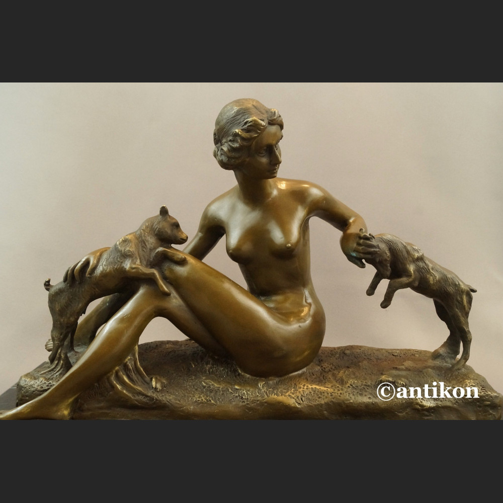 Naturalistyczna rzeźba kominkowa kobieta z kozami 