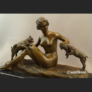 Naturalistyczna rzeźba kominkowa kobieta z kozami 