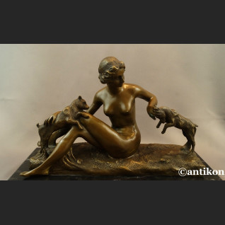 Naturalistyczna rzeźba kominkowa kobieta z kozami 