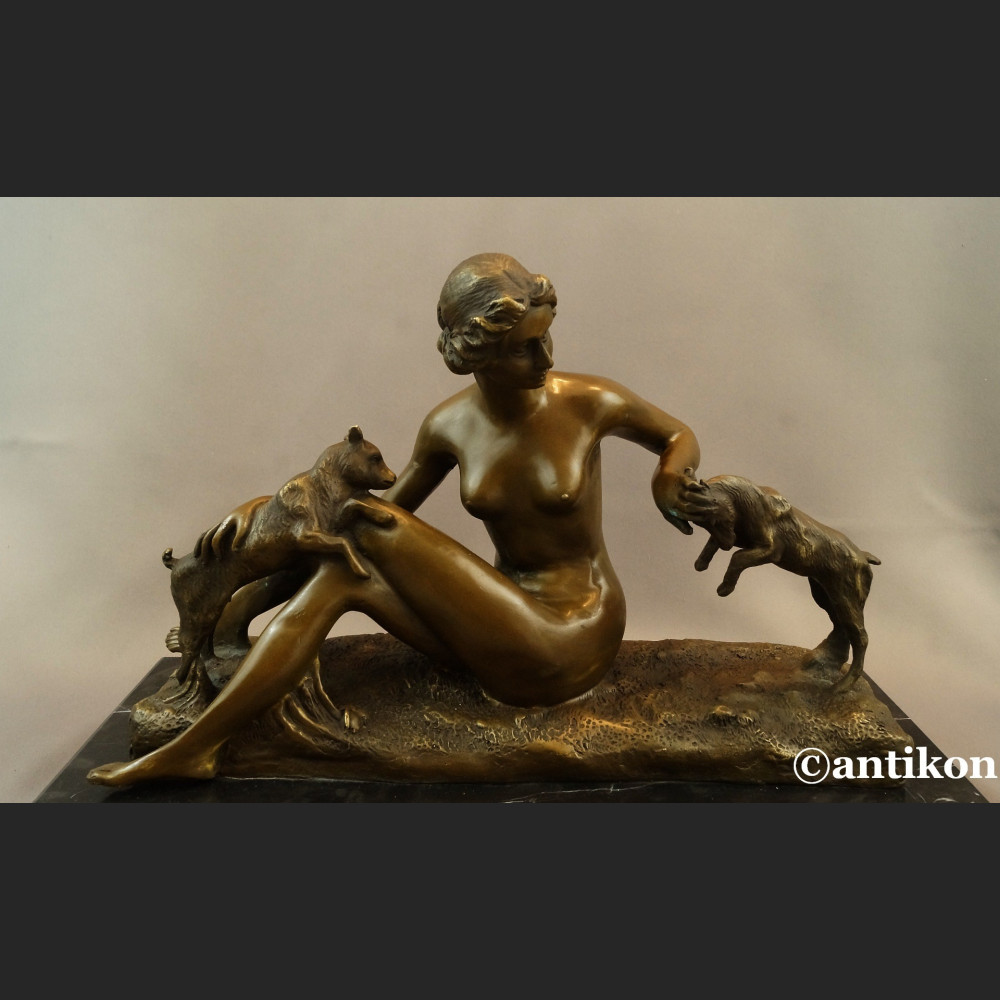 Naturalistyczna rzeźba kominkowa kobieta z kozami 