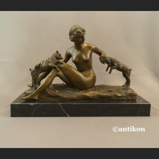 Naturalistyczna rzeźba kominkowa kobieta z kozami 