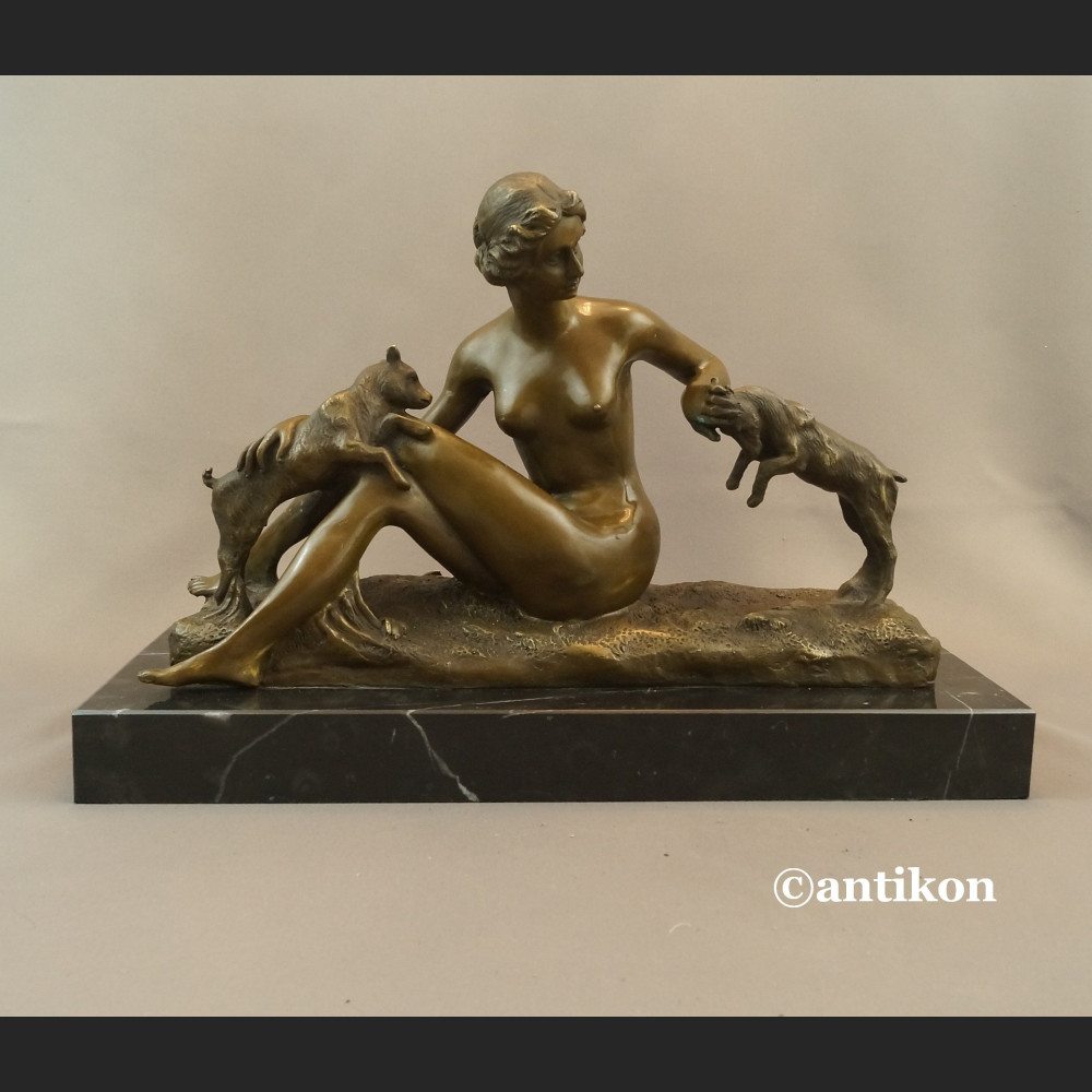 Naturalistyczna rzeźba kominkowa kobieta z kozami 