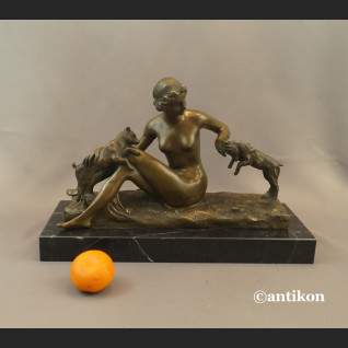 Naturalistyczna rzeźba kominkowa kobieta z kozami 