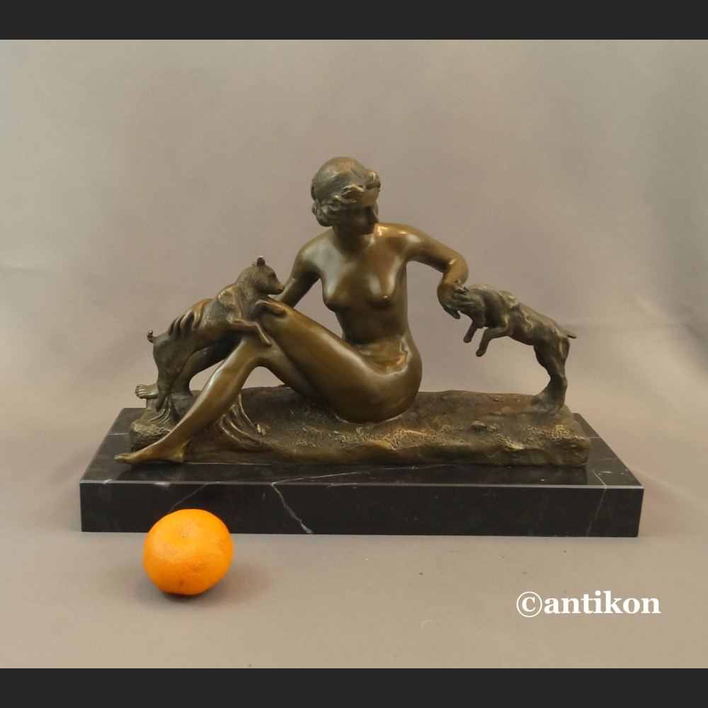 Naturalistyczna rzeźba kominkowa kobieta z kozami 