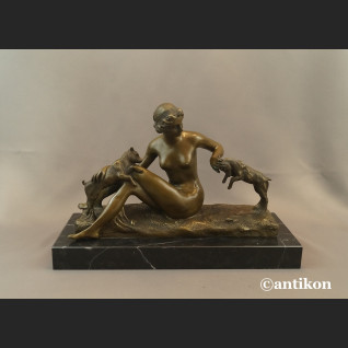 Naturalistyczna rzeźba kominkowa kobieta z kozami 