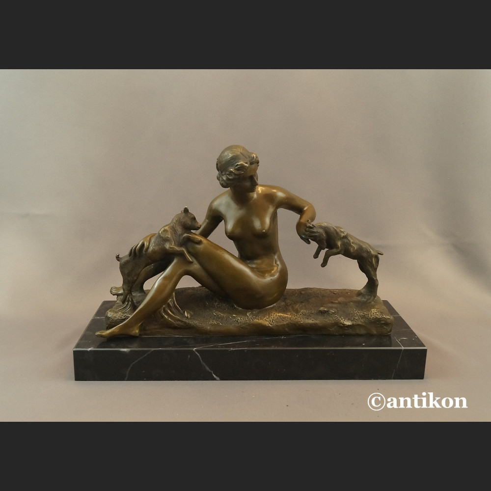 Naturalistyczna rzeźba kominkowa kobieta z kozami 