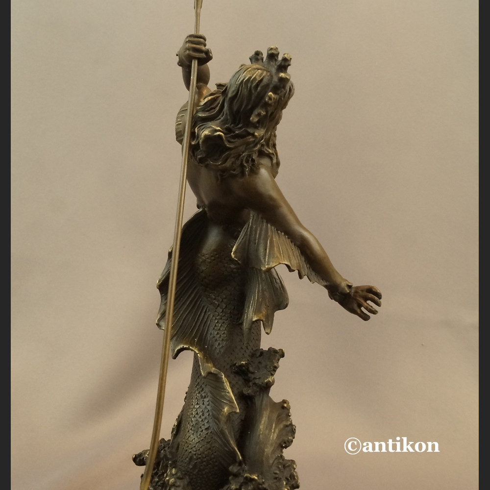 Neptun z trójzębem rzeźba z brązu Posejdon 