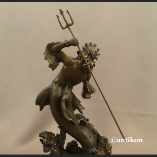 Neptun z trójzębem rzeźba z brązu Posejdon 