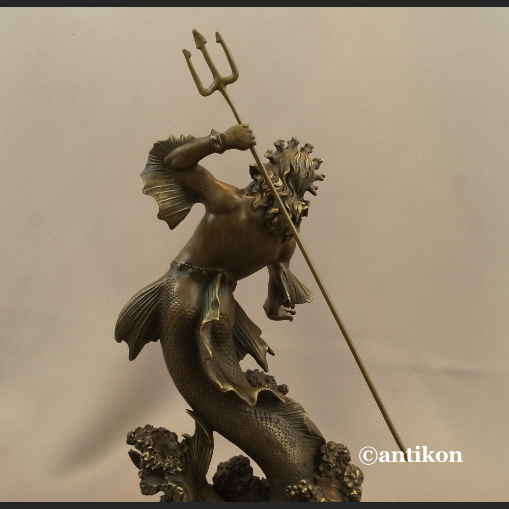Neptun z trójzębem rzeźba z brązu Posejdon 