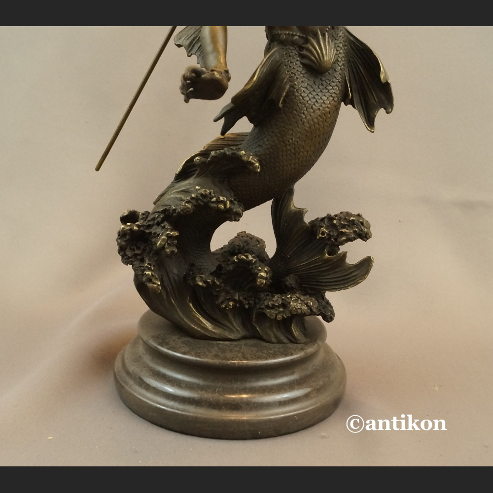 Neptun z trójzębem rzeźba z brązu Posejdon 