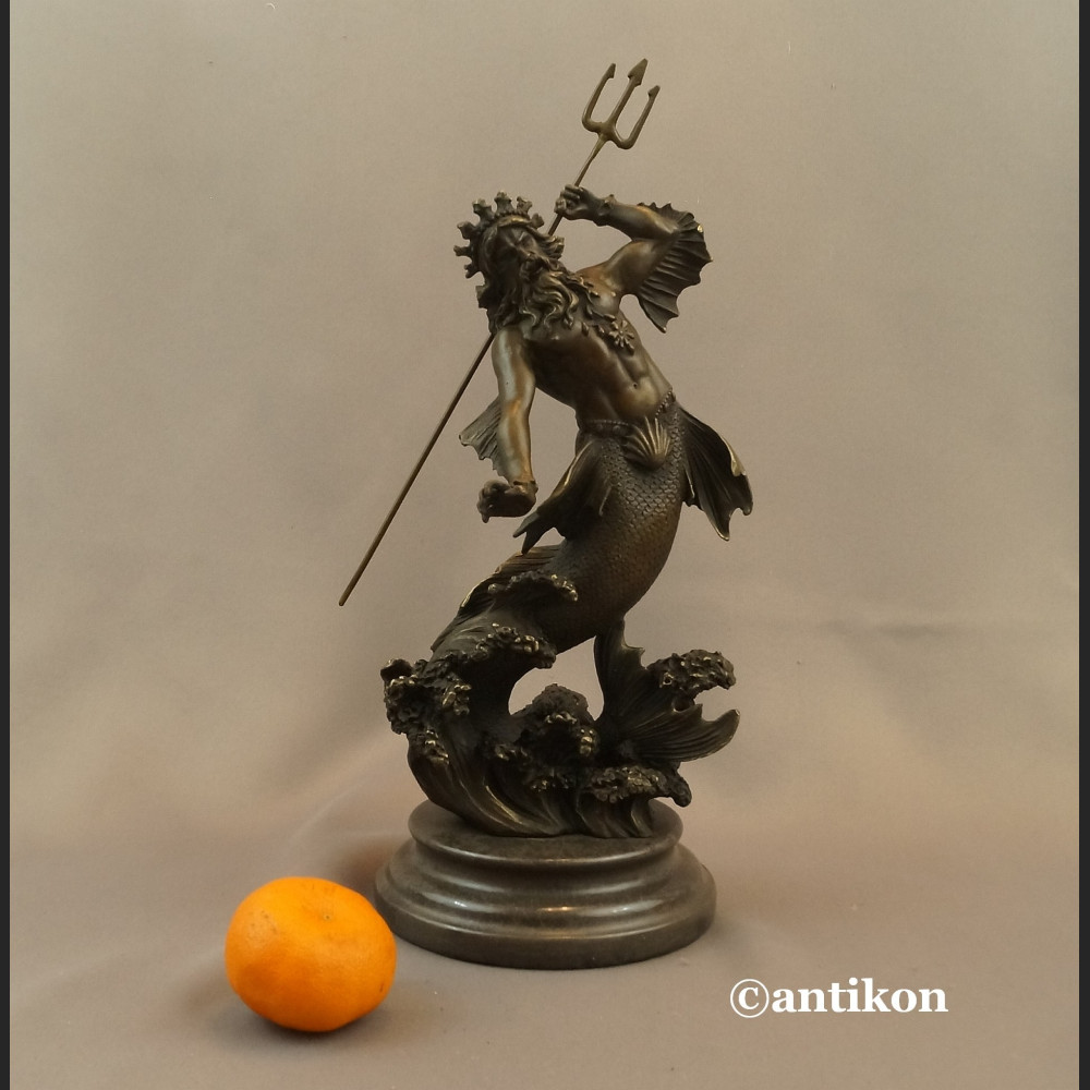 Neptun z trójzębem rzeźba z brązu Posejdon 