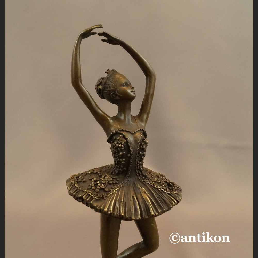 Figurka baletnicy z brązu na prezent 